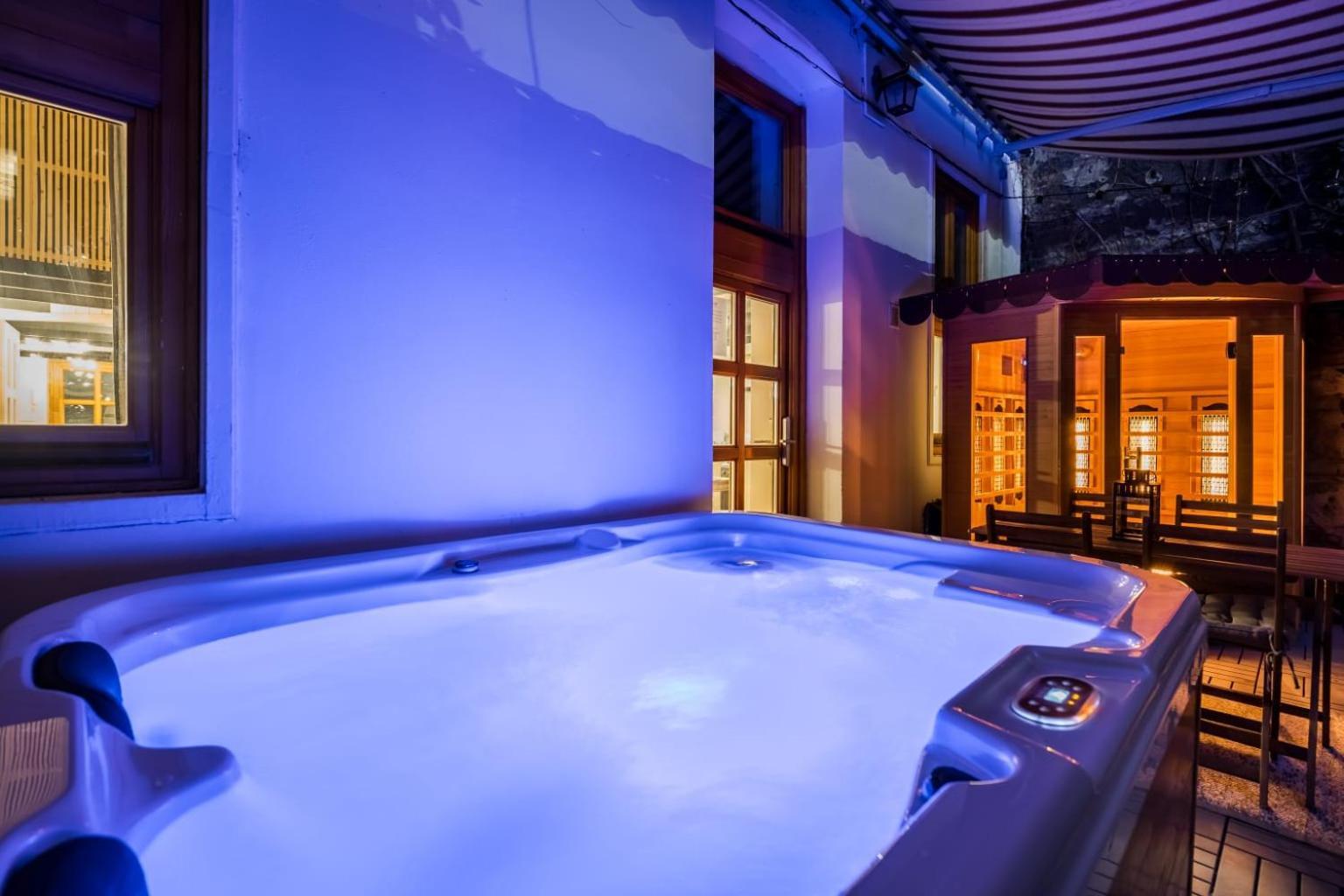 Wellness Wonderland: Garden, Sauna, Jacuzzi In Cbd Будапешт Экстерьер фото
