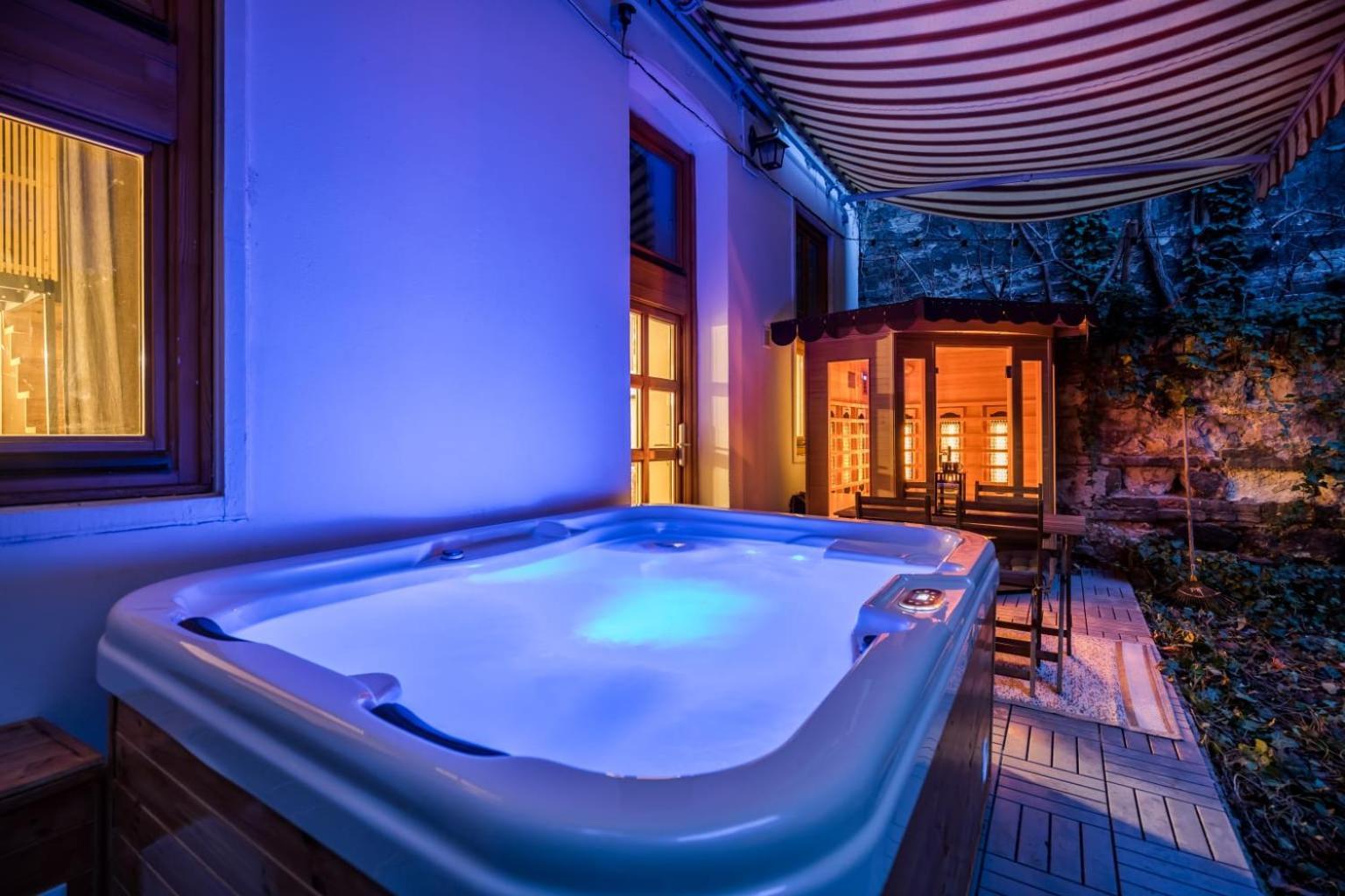Wellness Wonderland: Garden, Sauna, Jacuzzi In Cbd Будапешт Экстерьер фото