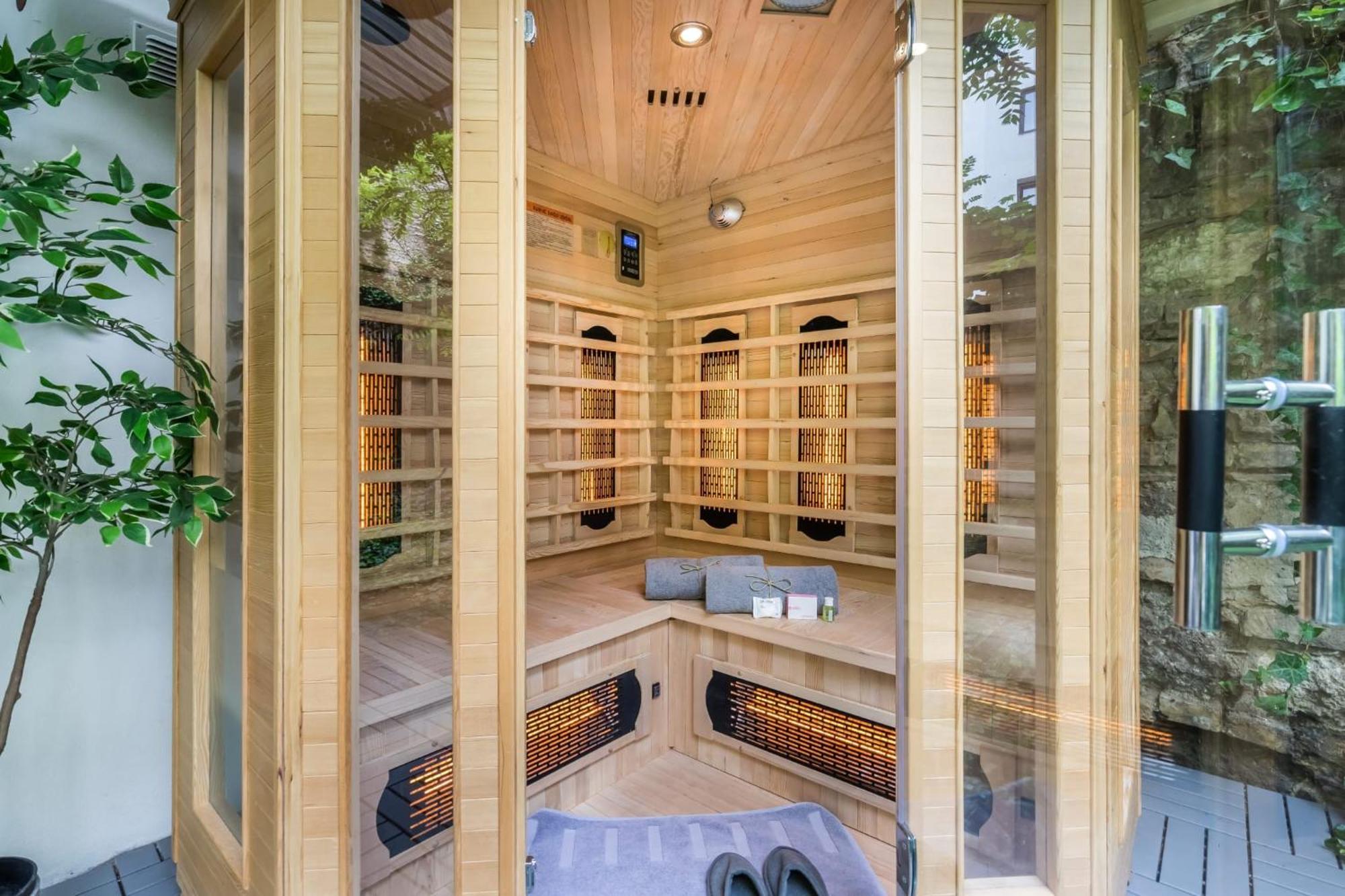 Wellness Wonderland: Garden, Sauna, Jacuzzi In Cbd Будапешт Экстерьер фото