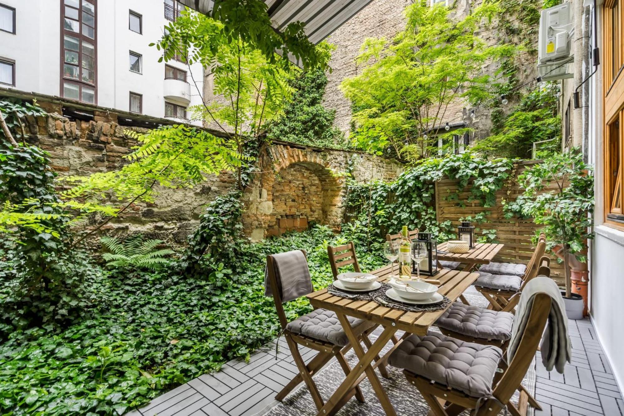 Wellness Wonderland: Garden, Sauna, Jacuzzi In Cbd Будапешт Экстерьер фото